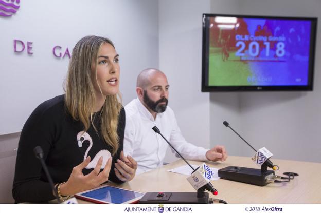 La edil de Deportes de Gandia, Lydia Morant, y Rubén Donet, presidente del club ciclista Escapada, durante la rueda de prensa. / àlex oltra