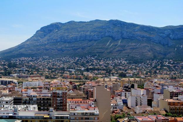 Vista panorámica de parte del casco urbano y de las viviendas construidas en las faldas del Montgó. / Tino Calvo