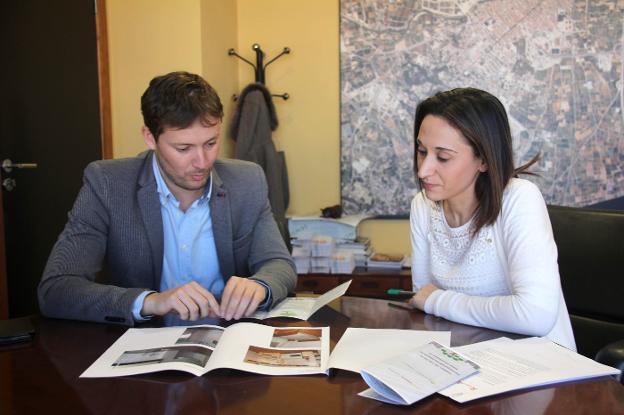 Los concejales, Andrés Campos e Inma Amat, revisan la primera actuación en 2016. / lp