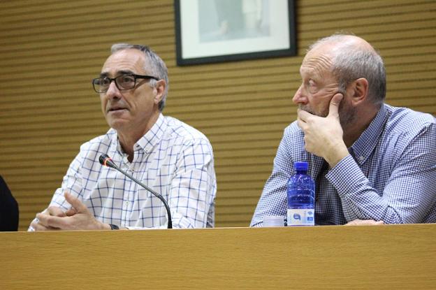 Los dos ediles, durante la sesión plenaria. / lp