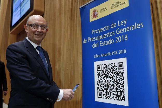 El ministro de Hacienda, Cristóbal Montoro, en la entrega de los Presupuestos Generales del Estado ayer en el Congreso. / efe