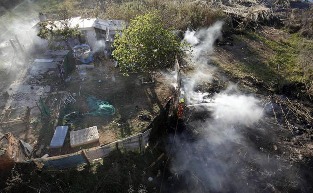 Incendio forestal que afecta al parque natural del Turia en Manises.