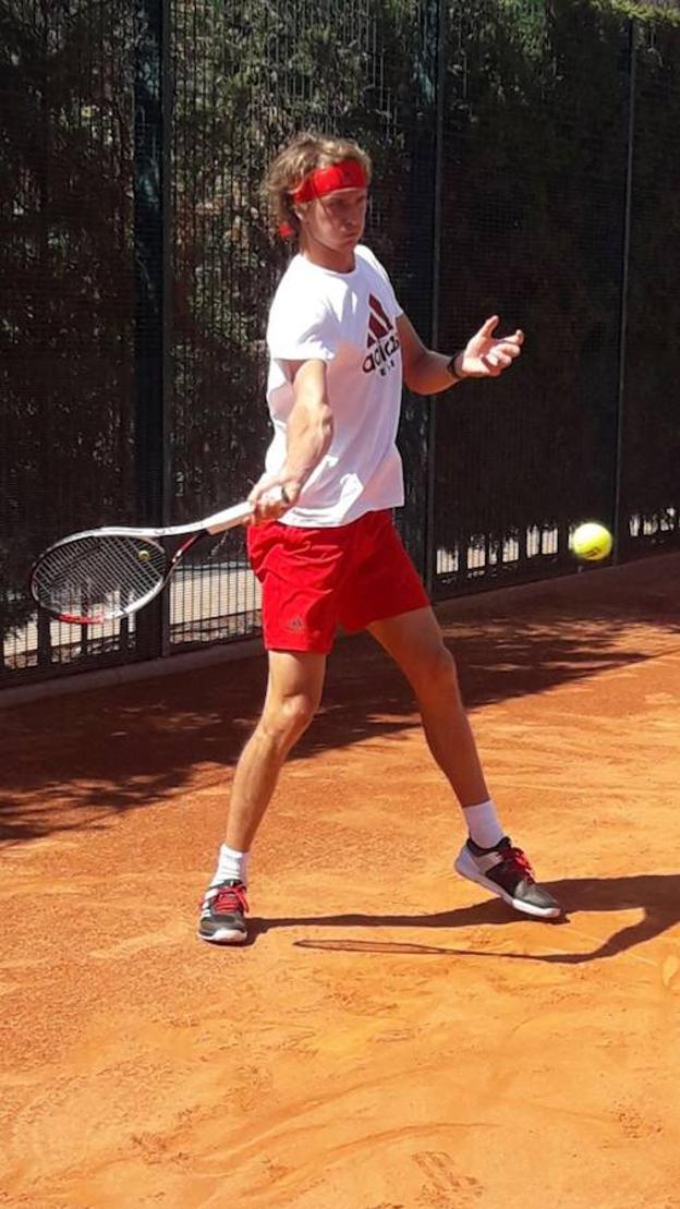 Alexander Zverev se entrena ayer en Valencia. / Sporting Club