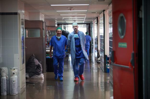 Profesionales del Hospital de La Ribera en un pasillo del centro sanitario. / consuelo Chambó