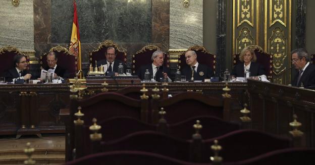 Magistrados del Tribunal Supremo durante la sesión de ayer. / EFE/ballesteros