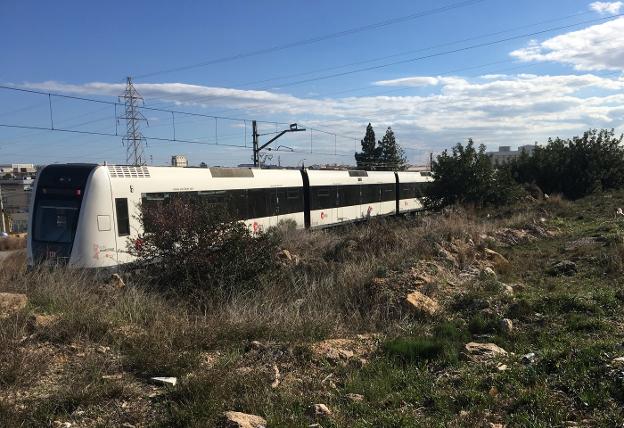 Un convoy de la línea 2 de FGV atraviesa el polígono por una zona próxima a la propuesta para el segundo apeadero. / lp