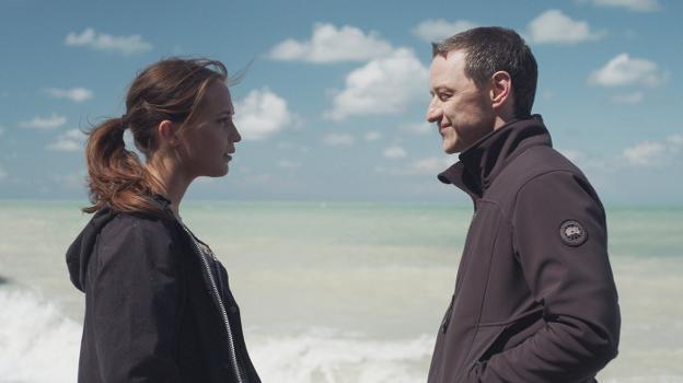 Alicia Vikander y James McAvoy son amantes en 'Inmersión'. / lp