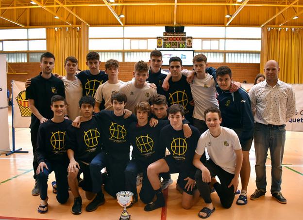 Los jugadores del equipo cadete masculino del Dénia Básquet. / Javier zamora