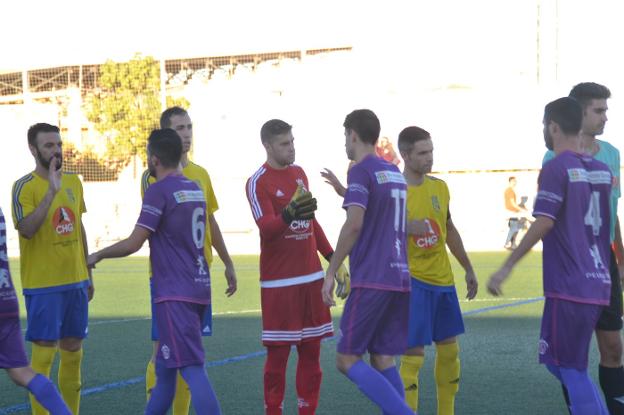 Los jugadores de la UE Gandia y del CD Dénia se saludan antes de comenzar el encuentro en el Diego Mena de la primera vuelta. / j. zamora