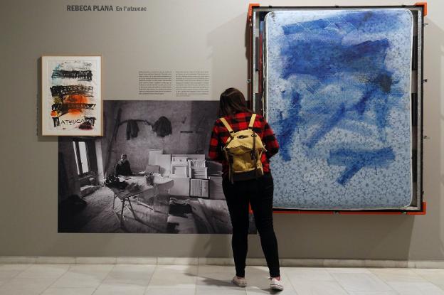 La fotografía, obra, boceto y texto de la pintora Rebeca Plana en la exposición 'Espais d'art'. / irene marsilla