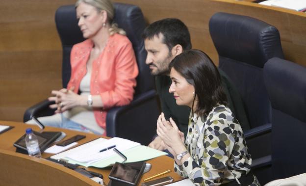 La consellera Carmen Montón, junto a los consellers Vicent Marzà y Gabriela Bravo. / Damián Torres