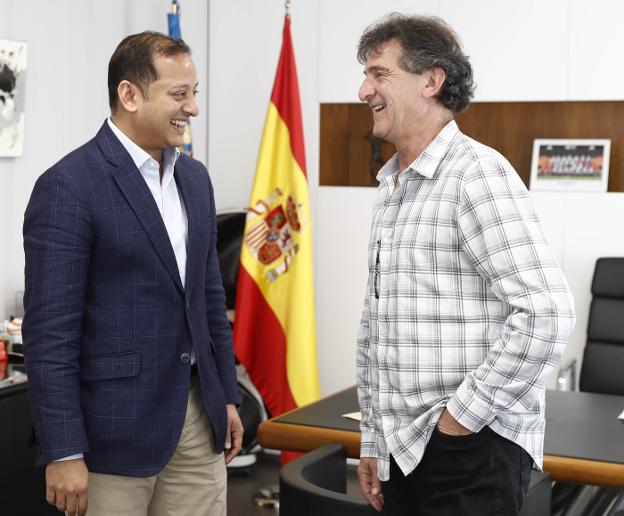 Murthy y Kempes, durante su encuentro en la sede del Valencia. / lázaro de la peña/valencia cf
