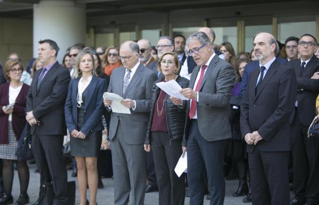 Representantes judiciales, ayer a las puertas de la Ciudad de la Justicia. / d. torres