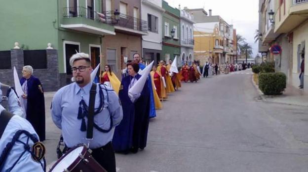 Un acto de la Cofradía del Cristo Yacente de Fortaleny. / lp