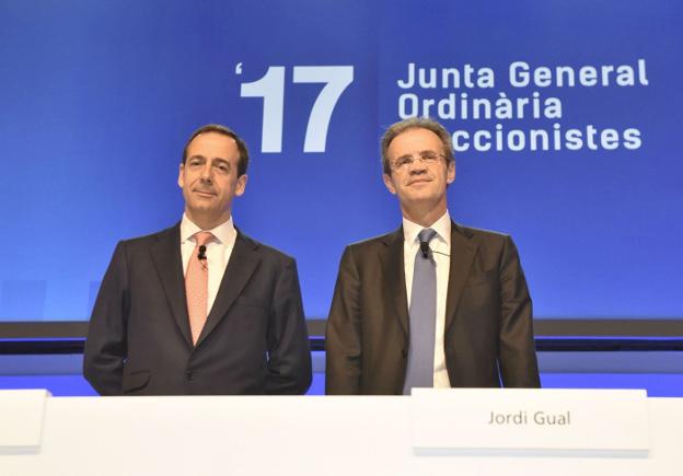 Gonzalo Gortázar y Jordi Gual, de Caixabank. / albert gea/reuters