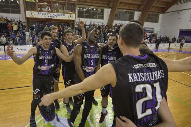 Los jugadores celebran el triunfo ante el UCAM Murcia. / n. francés