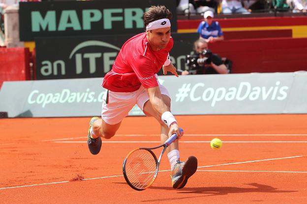 David Ferrer se esfuerza para llegar a una bola. / txema rodríguez