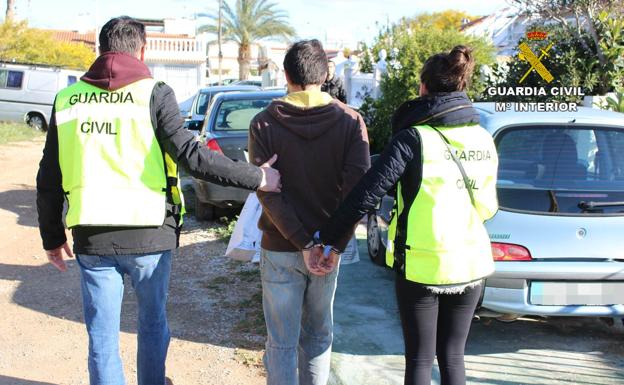 Uno de los detenidos es custodiado por los agentes. /Guardia Civil