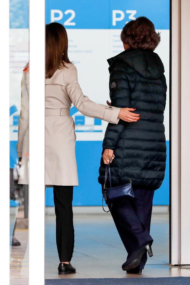 Complicidad. Doña Letizia y doña Sofía, en tres imágenes de su reparición pública, para ir a visitar a don Juan Carlos al hospital. / e. naranjo / efe
