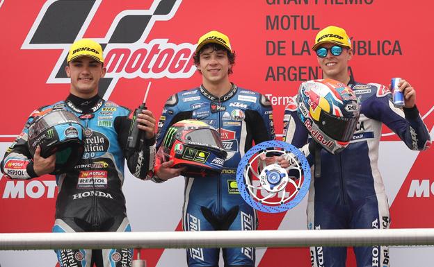Arón Canet, a la izquierda junto a Bezzechi, tras quedar segundo en el GP de Argentina. /EFE