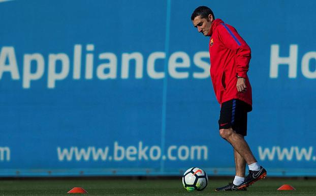 El entrenador del Barcelona, Ernesto Valverde durante un entrenamiento. /Efe