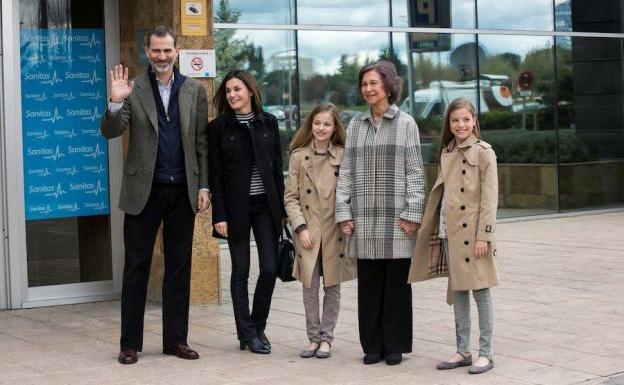 Los Reyes, sus hijas y doña Sofía antes de entrar en el hospital./EFE