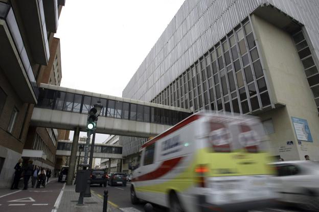 Acera de la calle Gómez Ferrer, entre los dos edificios del Hospital Clínico. / Jesús Signes