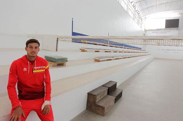 Pablo Carreño, que no ha jugado por lesión, conoció las instalaciones del trinquete de Pelayo. / txema rodríguez