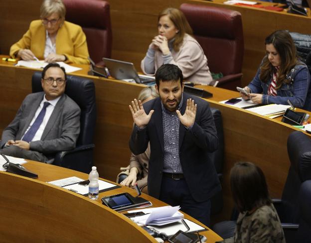 El conseller de Hacienda, Vicent Soler, y el de Educación, Vicent Marzà, en Les Corts. / JESÚS SIGNES