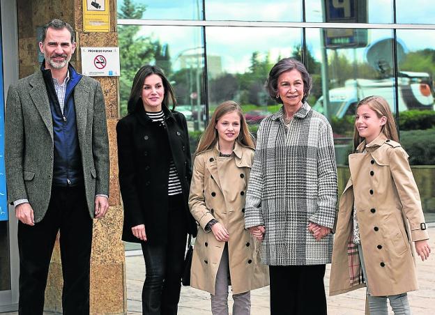 Felipe VI, con Doña Letizia, Doña Sofía y las dos infantas. / efe