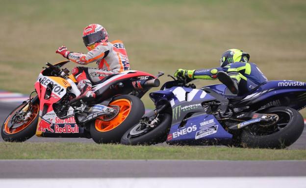 Marc Márquez mira a Rossi tras golpear su moto. /Nicolás Aguilera (Efe)