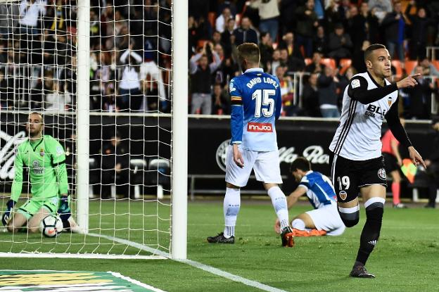 Rodrigo celebra el gol que le dio la victoria al Valencia frente al Espanyol. / AFP PHOTO / JOSE JORDAN