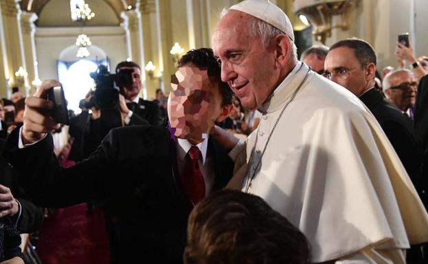 El papa posa junto a un fiel en un selfie. /efe