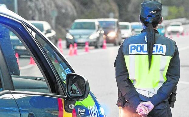 Una policía nacional, en un control. /EFE