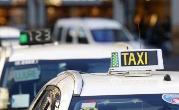 Una treintena de mujeres taxistas participan en un curso para repeler atracos en el coche
