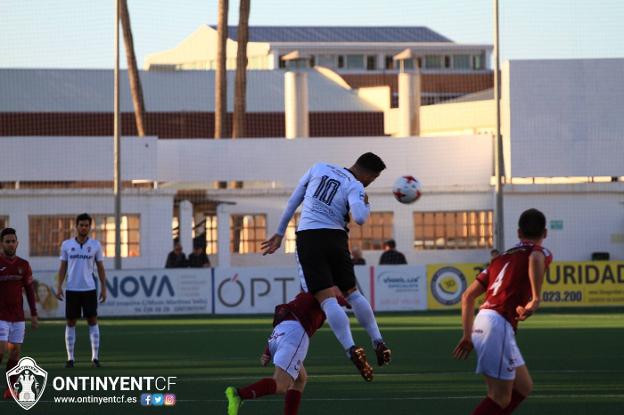 Jugada en el partido de ida de la final / ontinyent cf