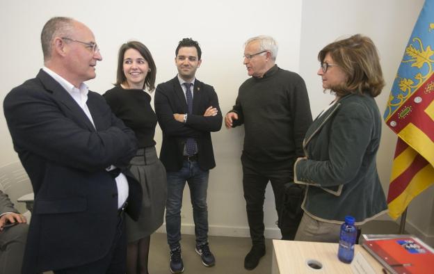 Reunión de alcaldes del área metropolitana sobre el transporte interurbano ayer en la Ciudad Administrativa Nou d'Octubre. / Damián Torres