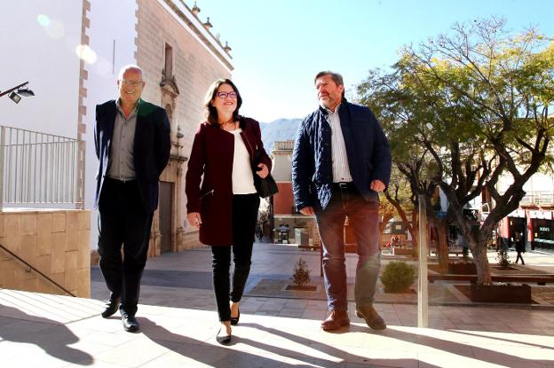 Mónica Oltra, acompañada por el alcalde de Dénia, Vicent Grimalt, y el vicealcalde, Rafa Carrió. / T. Calvo