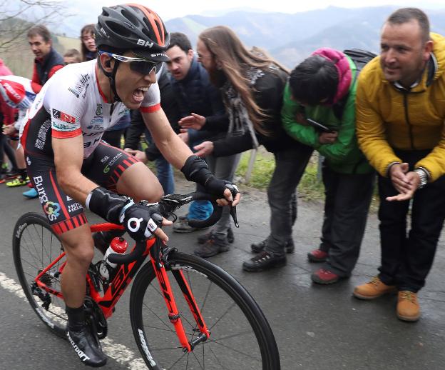 Ibai Salas durante la Vuelta al País Vasco. / efe/javier Etxezarreta