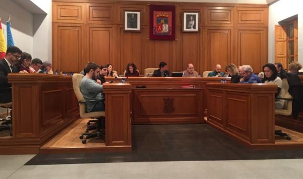 Concejales en el pleno de Burjassot. / lp