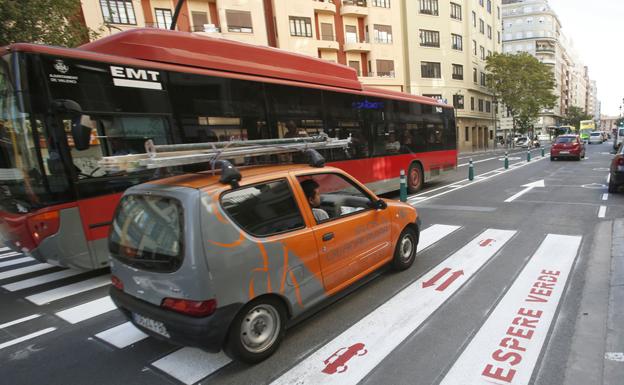 Un autobús y un coche se cruzan en un paso de peatones de la avenida del Oeste./J. J. Monzó