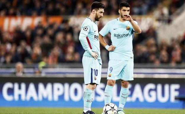 Messi y Suárez, tras el tercer gol de la Roma.