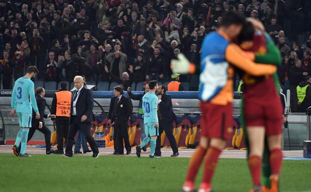 Messi y Piqué se retiran del campo ante la locura de los jugadores de la Roma. /Afp