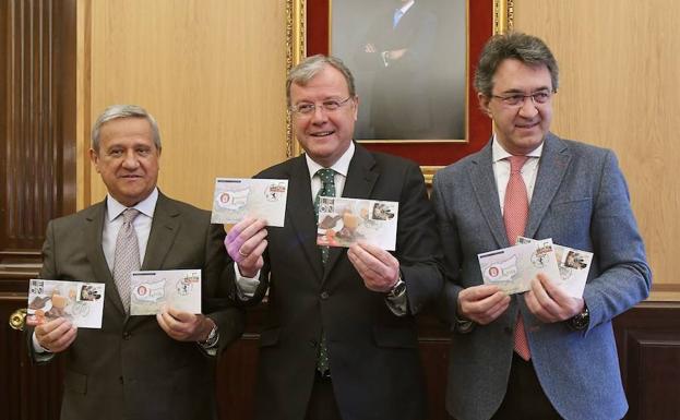 El presidente de Correos, Javier Cuesta Nuin (izquierda), el alcalde de León, Antonio Silván (centro) y el presidente de la Diputación, Juan Martínez Majo, durante la presentación del sello./EFE