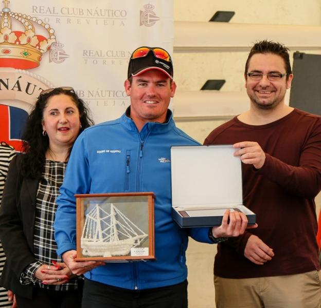 Rafa Andarias con el premio de campeón de la Copa de España. / Pep Portas