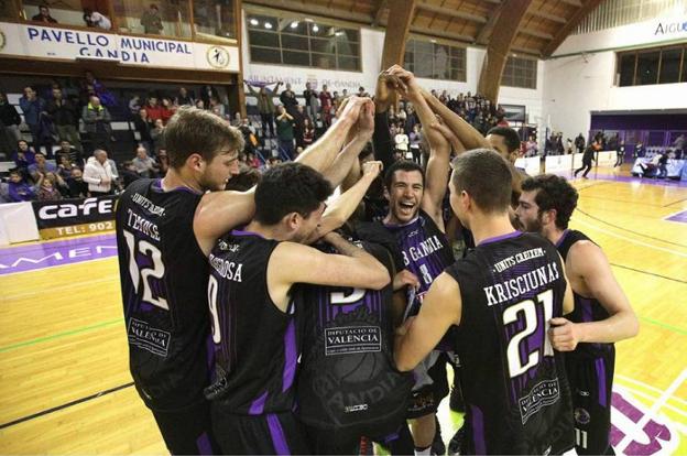 Los jugadores del Hispagan celebran el triunfo ante el UCAM Murcia en la fase regular. / natxo francés