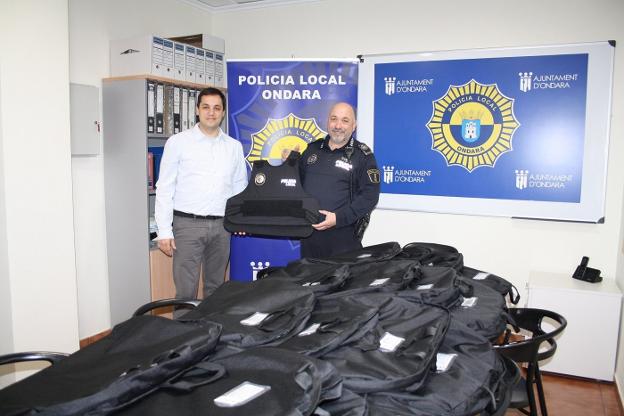 El alcalde de Ondara y el jefe de la Policía Local con la nueva equipación para los agentes. / LP