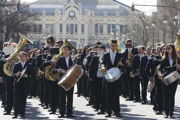 Entrada de bandas de música en la plaza del Ayuntamiento. / jesús signes