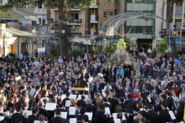La clausura del certamen en los Jardines del Mercado congregó a numeroso público. / lp