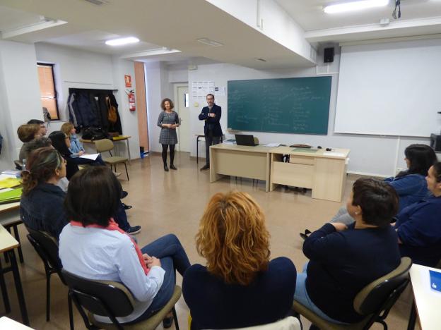El concejal Úbeda visita a los alumnos del programa. / lp